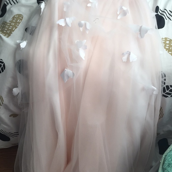 A beautiful dress - Picture 2 of 4